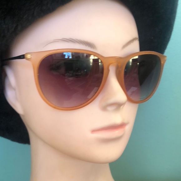 Ray-Ban \
